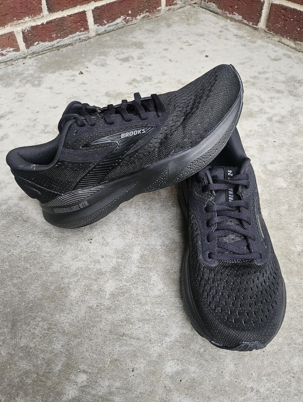 NWOT Women's Brooks Running Shoes